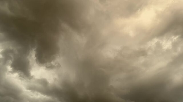nuvens escuras de ce&eacute;u nublado 