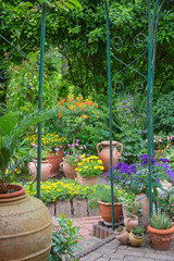 Gartengestaltung mit vielen Grünpflanzen und Blühpflanzen 