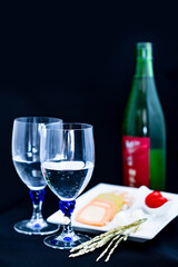 日本酒 純米大吟醸 薫酒 冷酒 を ワイングラス で 乾杯 【 お酒 を 楽しむ イメージ 】