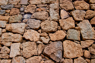 Natürliche Steinmauer mit rustikaler Struktur.
Detailaufnahme einer rustikalen Steinmauer mit...