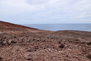 Küstenlandschaft von Gran Canaria unter bewölktem Himmel. Karge, felsige Landschaft an der Küste mit Blick auf das Meer unter einem bewölkten Himmel. raue Natur, weites Panorama besondere Atmosphäre.