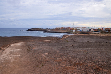 Küstenlandschaft von Gran Canaria unter bewölktem Himmel. Karge, felsige Landschaft an der Küste mit Blick auf das Meer unter einem bewölkten Himmel. raue Natur, weites Panorama besondere Atmosphäre.