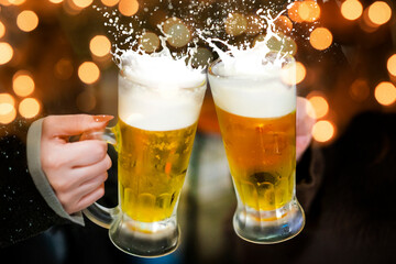 生ビール乾杯_泡飛沫