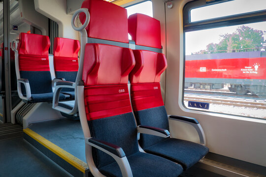 Blick auf die Sitzpl&auml;tze in der 2. Klasse eines Abteils der &ouml;sterreichischen Bundesbahn