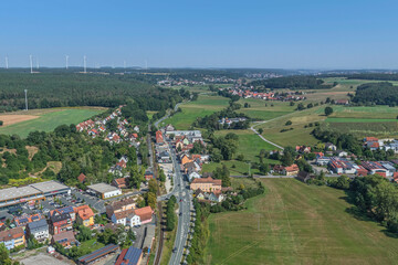 Ausblick von oben auf die Marktgemeinde Wilhermsdorf an der Zenn in Mittelfranken