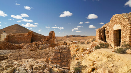 Ksar Jra, resti del tipico villaggio fortificato Berbero composto da granai e abitazioni costruiti...