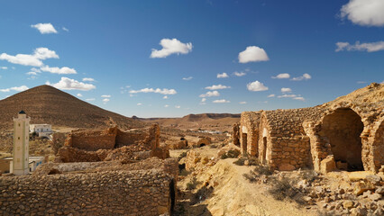 Ksar Jra, resti del tipico villaggio fortificato Berbero composto da granai e abitazioni costruiti...