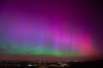 Starke Polarlichter über Deutschland. Am 10.05.2004 aufgenommen. Grandioser Ausblick vom Breitenstein bei Ochsenwang auf der Schwäbischen Alb. Blick Richtung Limburg, Weilheim, drei Kaiserberge.