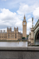 Fototapeta premium This shot captures an innovative photography angle for tourists in London, using the tunnel arch to frame Big Ben for a striking visual effect.