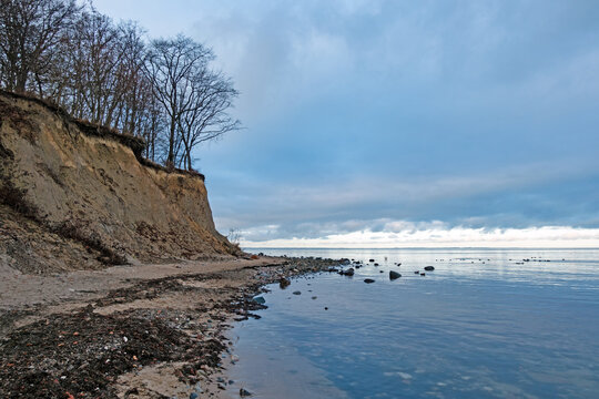 Blick auf die K&uuml;ste der Ostsee am Brodtener Steilufer zwischen Travem&uuml;nde und Niendorf, Deutschland