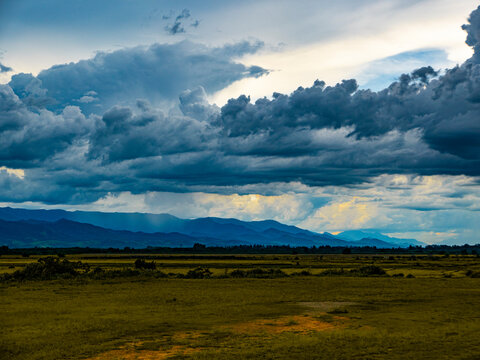 Campos de arroz com serra da Mantiqueira e nuvens dram&aacute;ticas, Taubat&eacute;, S&atilde;o Paulo, Brasil