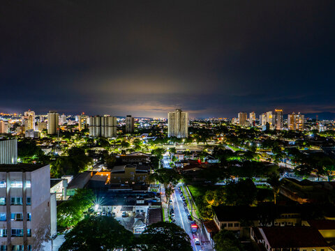 Vista panor&acirc;mica da cidade de Taubat&eacute; e S&atilde;o Jos&eacute; dos Campos, S&atilde;o Paulo, Brasil