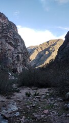 Sol entre montañas en Mendoza