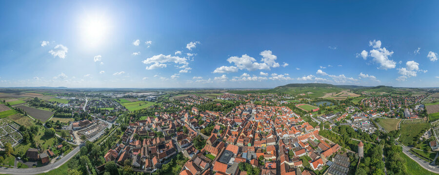 Die sehenswerte Stadt Iphofen am Rand des Steigerwaldes aus der Vogelperspektive