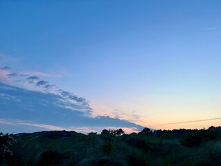 Obraz premium Twilight Sky Over Green Landscape