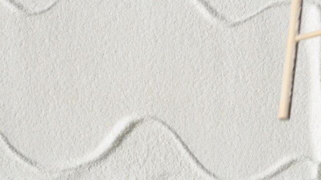 Making pattern in white sand