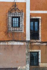 Casa tradicional con ventanas, balcones y rejas en Cuenca, España.