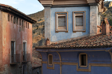 Casa azul en el casco antiguo de Albarracin, Teruel, Aragon, España.
