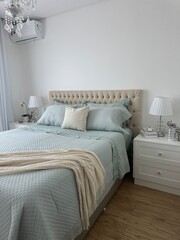 cama posta cores verde claro em quarto de luxo 