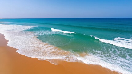 Widok morza z falami i plażą