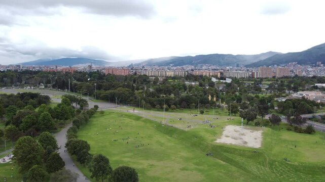 Video dron del parque m&aacute;s grande de Bogot&aacute; con vistas de toda la naturaleza y el centro de la ciudad.