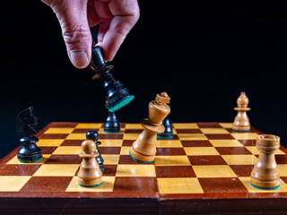 Schach Matt - Das Spiel der Könige - Schach. Der König ist Matt, Figur fällt.