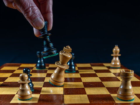 Schach Matt - Das Spiel der K&ouml;nige - Schach. Der K&ouml;nig ist Matt, Figur f&auml;llt.