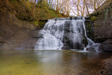 Der Junginger Wasserfall an der Starzel zwischen Schlatt und Jungingen im Killertal auf der Schwäbischen Alb in Baden-Württemberg.