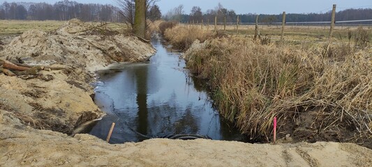 Kanał w terenie wiejskim. © WalDec