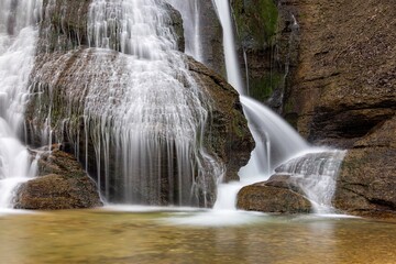 Der Junginger Wasserfall an der Starzel zwischen Schlatt und Jungingen im Killertal auf der Schwäbischen Alb in Baden-Württemberg.