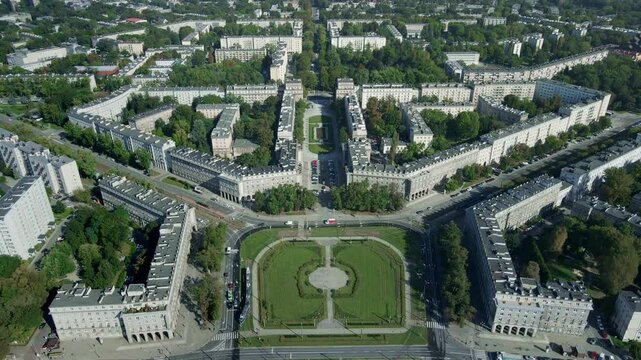 Krak&oacute;w, Nowa Huta, plac Centralny imienia Ronalda Regana. Socrealistyczny układ urbanistyczny. Polska
