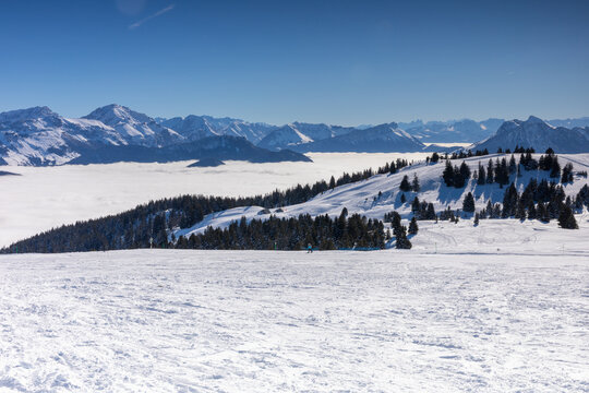 La  montagne du Semnoz au dessus des nuages dans le Massif des Bauges .