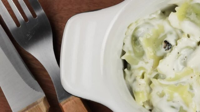plat de ravioles &agrave; la cr&egrave;me, en gros plan