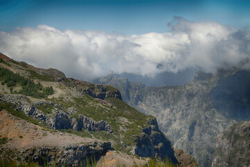 Obraz premium Mountain landscape with lines of mountains, trekking in Pico do Arieiro