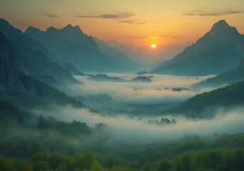 Nebelverhangene Täler und Berge vor einem Sonnenaufgang in der Ferne
