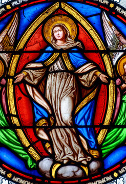 Assomption, Stained glass (19th century) of Assumption of the Blessed Virgin Mary to the heaven. .