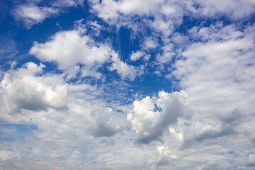 Fototapeta premium Blue sky background with white clouds. Cumulus clouds in the blue sky.