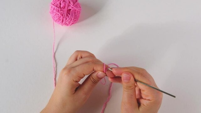 Video illustrating how to start crocheting magic circle