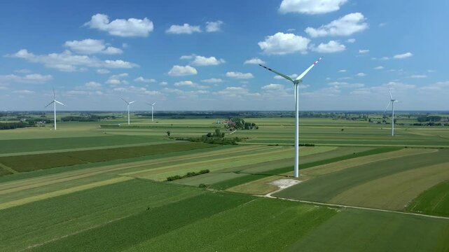 Wiatraki produkujące prąd w okolicy miasta Kutno, wojewodztwo lodzkie, Polska.