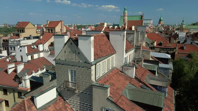 Warszawa, Stare Miasto, przelot nad dachami od zachodniej strony mur&oacute;w miejskich. Widoczne okolice ulic Nowomiejskiej i Szeroki Dunaj, oraz Międzymurze. Zabytek Światowego Dziedzictwa Unesco.