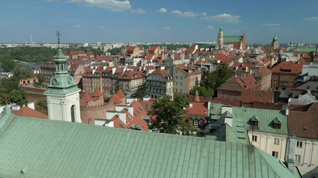 Warszawa, Stare Miasto, przelot nad dachami od zachodniej strony mur&oacute;w miejskich. Widoczne okolice ulic Nowomiejskiej i Szeroki Dunaj, oraz Międzymurze. Zabytek Światowego Dziedzictwa Unesco.