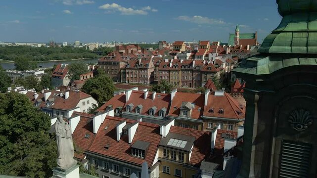 Warszawa, Stare Miasto, przelot nad dachami od zachodniej strony mur&oacute;w miejskich. Widoczne okolice ulic Nowomiejskiej, Freta i Długiej, oraz Międzymurze. Zabytek Światowego Dziedzictwa Unesco.