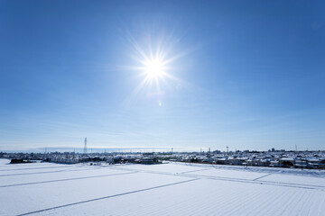 Fototapeta premium 太陽が輝く青空と積雪の多賀城市