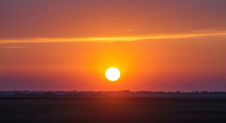 広がるオレンジ色の光、幻想的な夕焼けのパノラマ