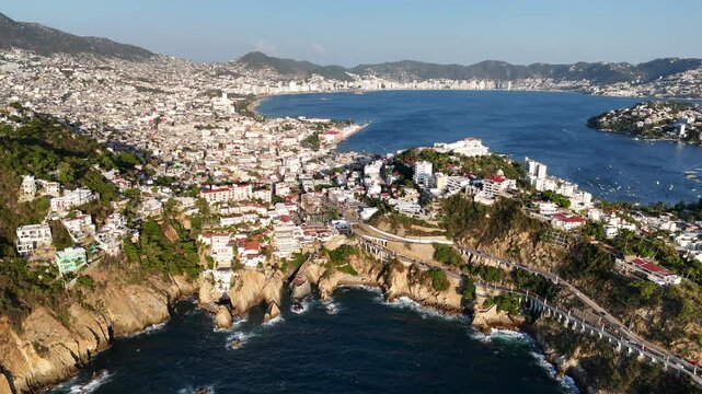 vuelo de drone sobre bah&iacute;a de acapulco guerrero. M&eacute;xico.