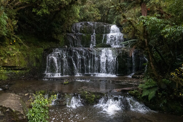 Obraz premium Hiking through the forest and several waterfalls in the Catlins lush native bush