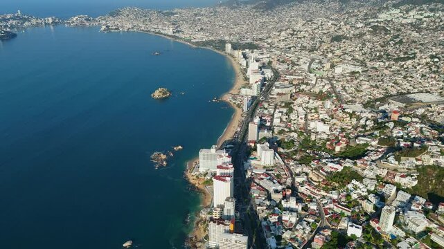 vuelo de drone sobre playa de acapulco guerrero. M&eacute;xico