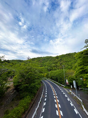 青空とカーブする道路