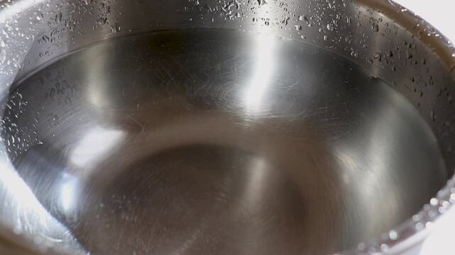 金属の器に溜めた水