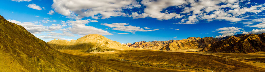 Naklejka premium Panoramic view of mountain range in Ladakh against blue sky
